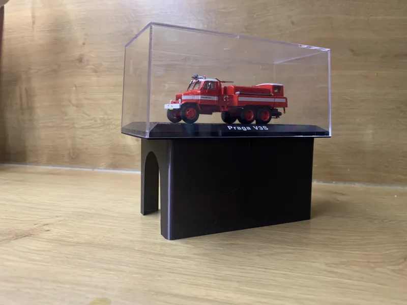 1:72 model stand for 2nd row