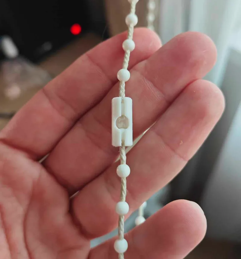 Roller blind chain locker