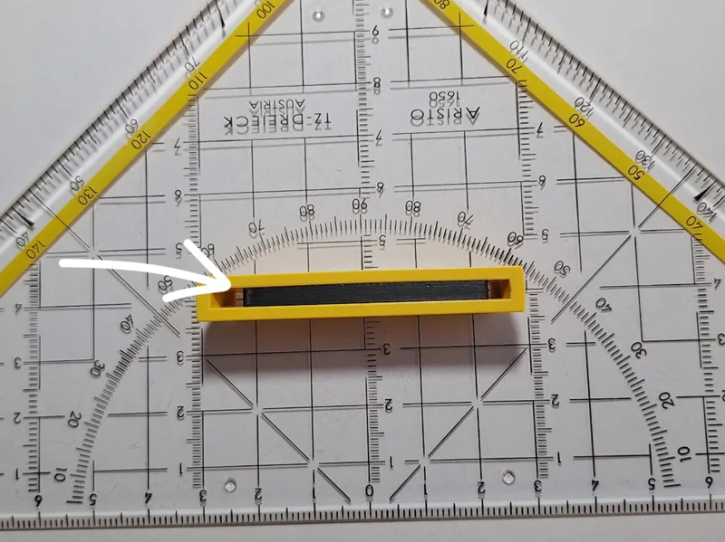 Geo triangular handle holder