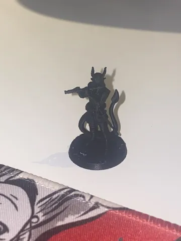 Figura decorativa: Malachai - Tiefling Bardo V2 migliorato — vista de referencia 3