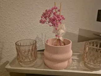 Gewellter Blumentopf mit Rillen