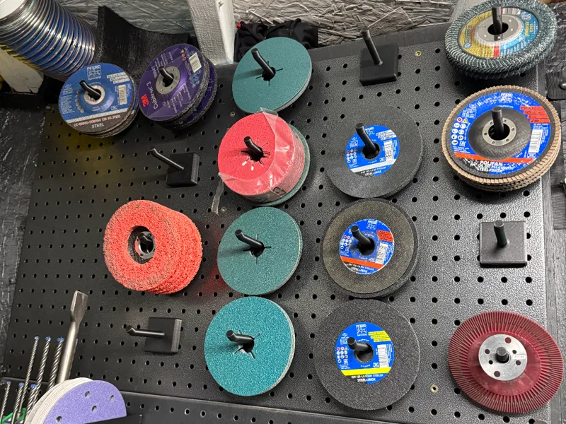 Grinding/cutting/flap discs wall mount