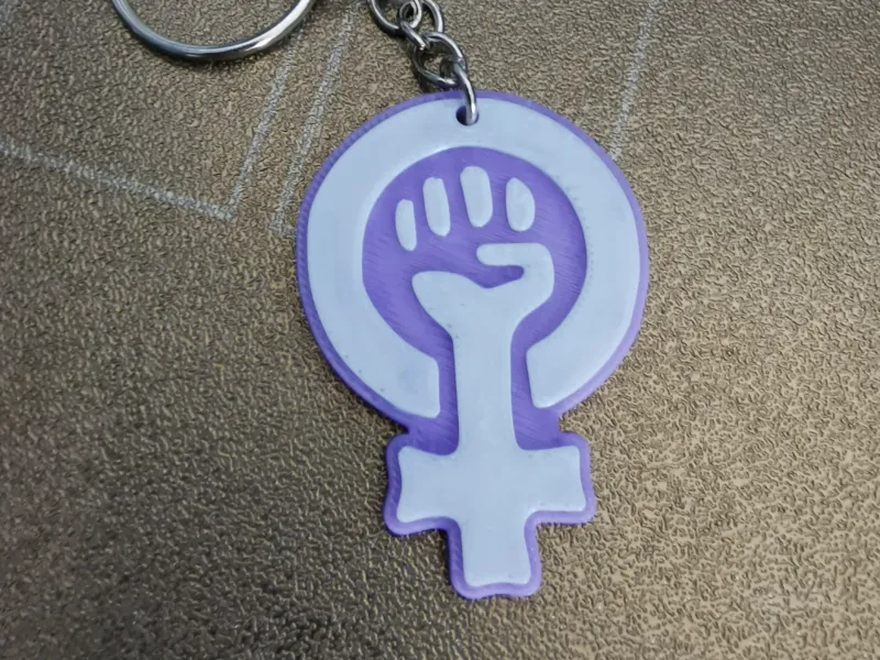 llavero 8 marzo puño feminista, lucha, resistencia