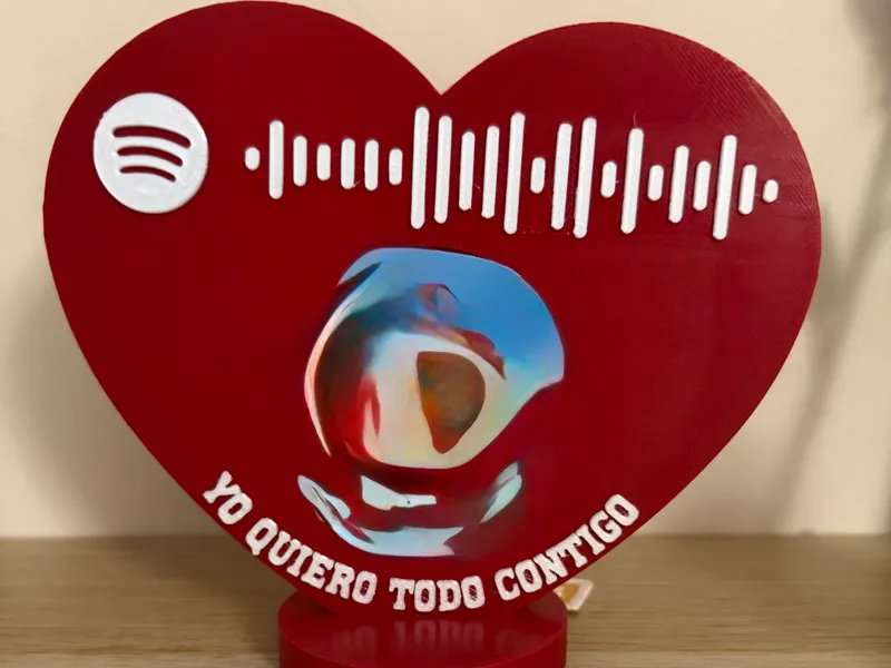 Marco forma corazón con Código Spotify y frase