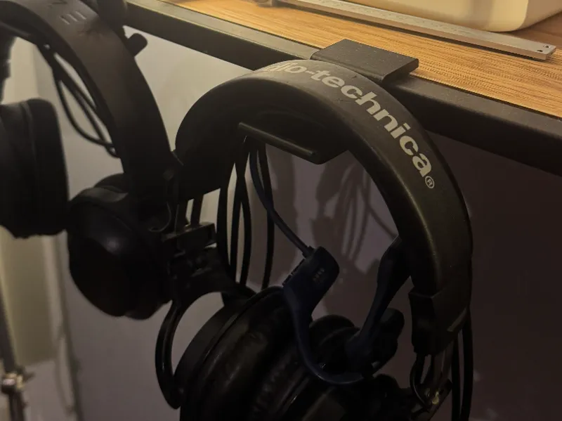Headphone holder for JYSK Trappedal shelving