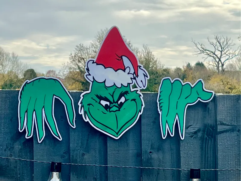 Grinch Fence Peeker 