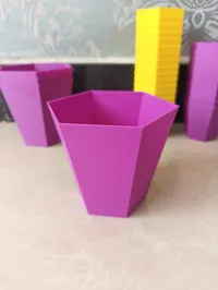 口8cm，底5cm，高8cm，壁厚1，有排水孔。