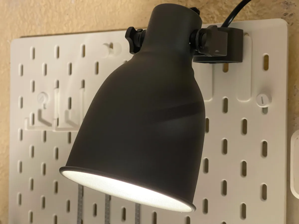 Plaque de fixation Skadis pour lampe Hektar