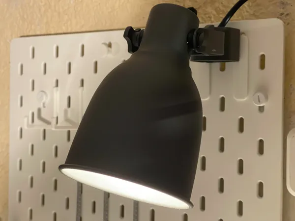 Plaque de fixation Skadis pour lampe Hektar