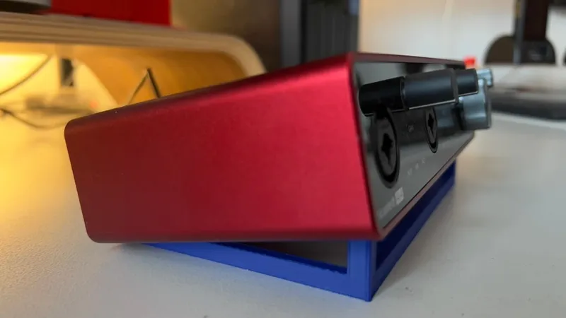 Focusrite Scarlet 4i4 - Angled desk stand