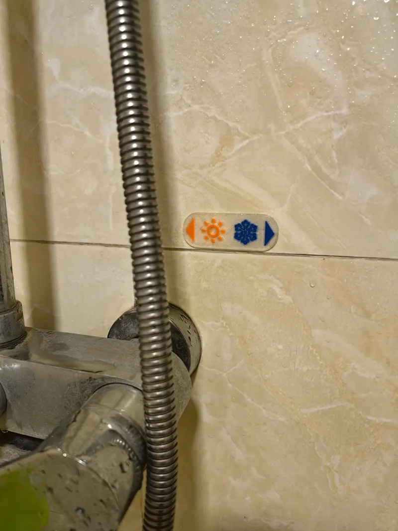 冷热水提示牌（Cold/Hot Water Sign）