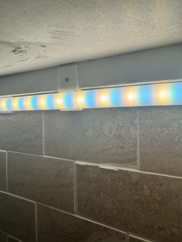 Clips de fixation pour ruban lumineux sous meuble