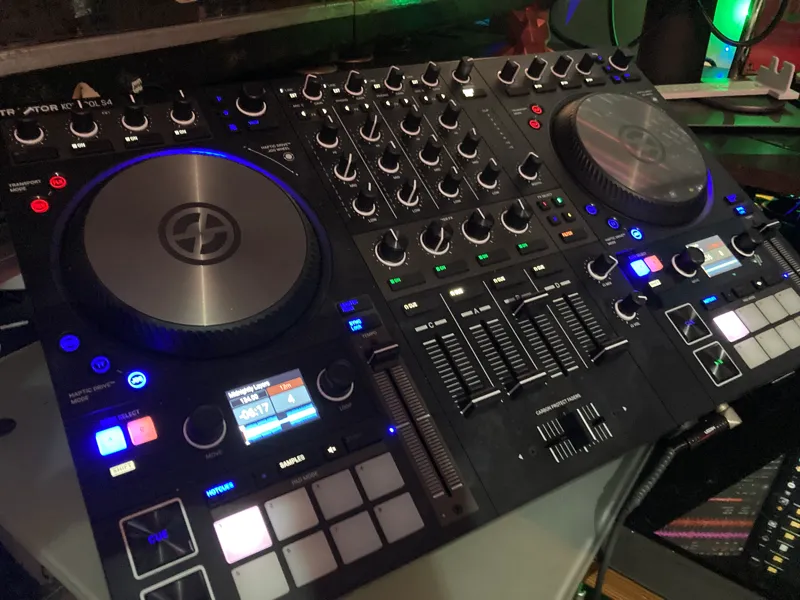 Traktor Control S4 Stand