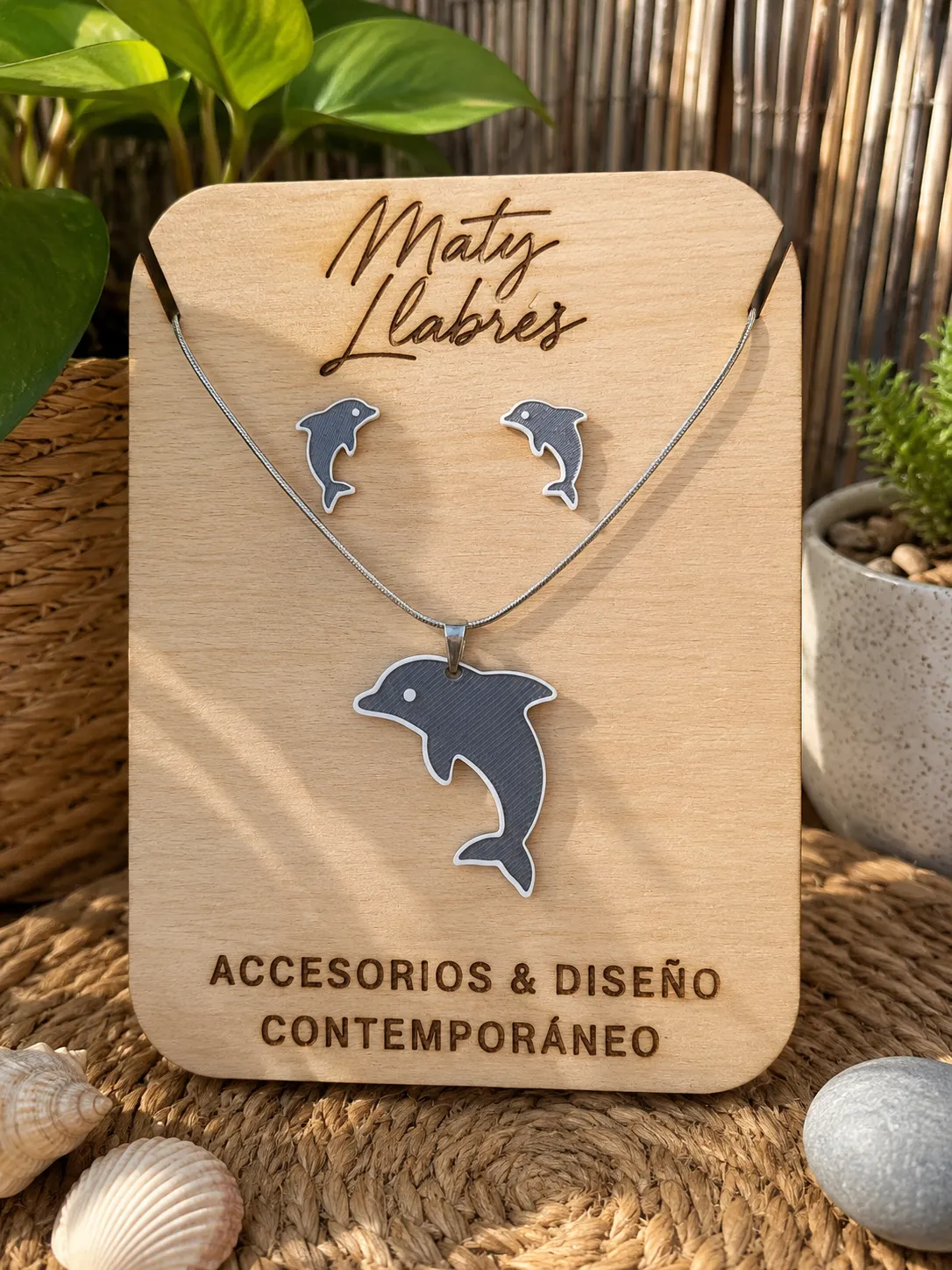 Conjunto pendientes botón y colgante - Delfín view 3