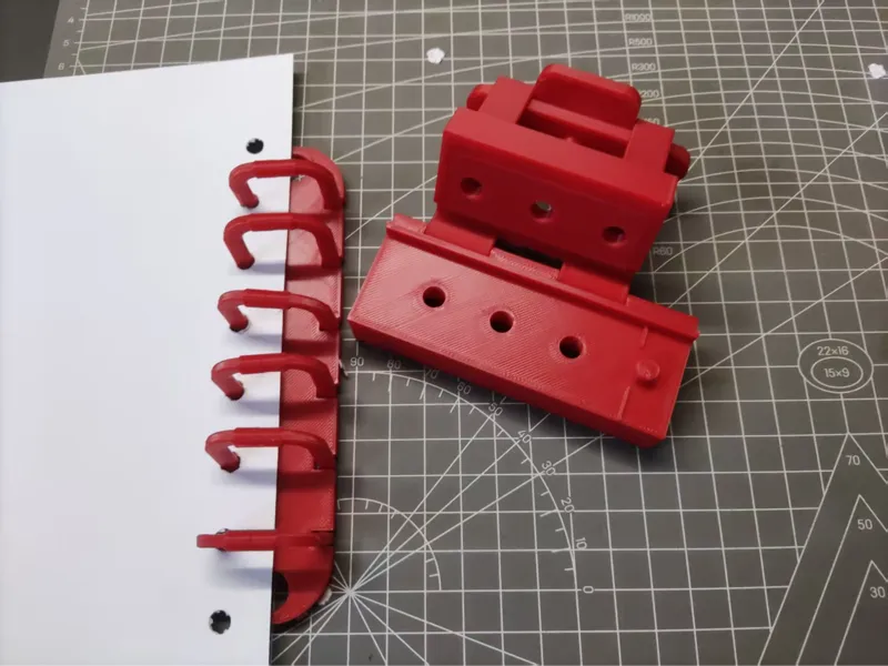 Hole puncher and Bookbinding apparatus
