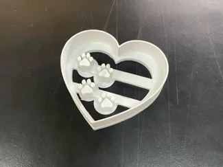 Cortante galletas corazon con huellas de perro
