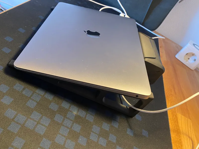 Laptopstand mit integrierter Batterie  