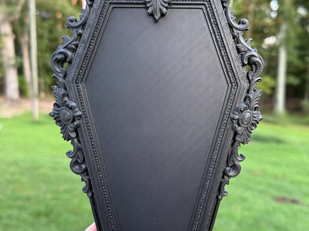Marco decorativo: Victorian Coffin Frame. Referencia del modelo original.