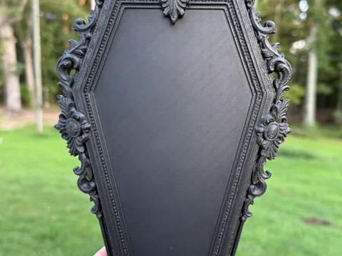Marco decorativo: Victorian Coffin Frame — referencia de MakerWorld