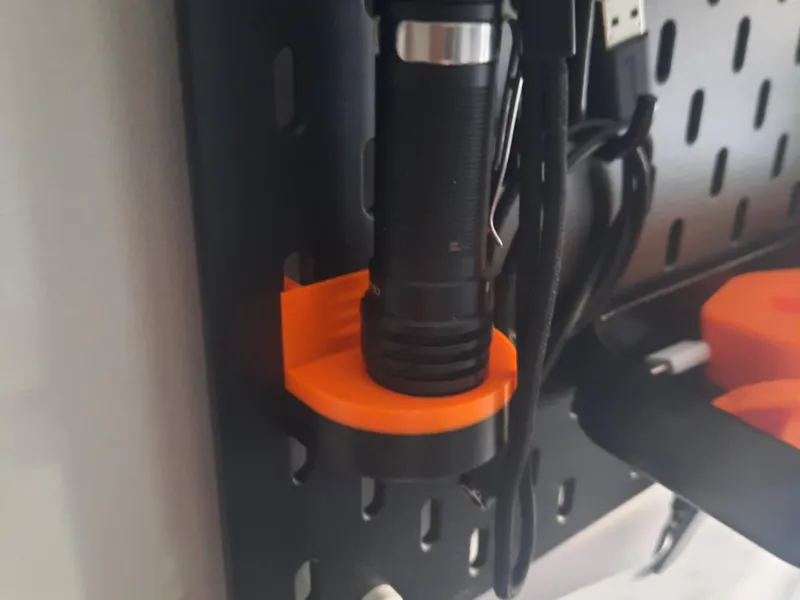 Flashlight sofirn sc18 skadis holder