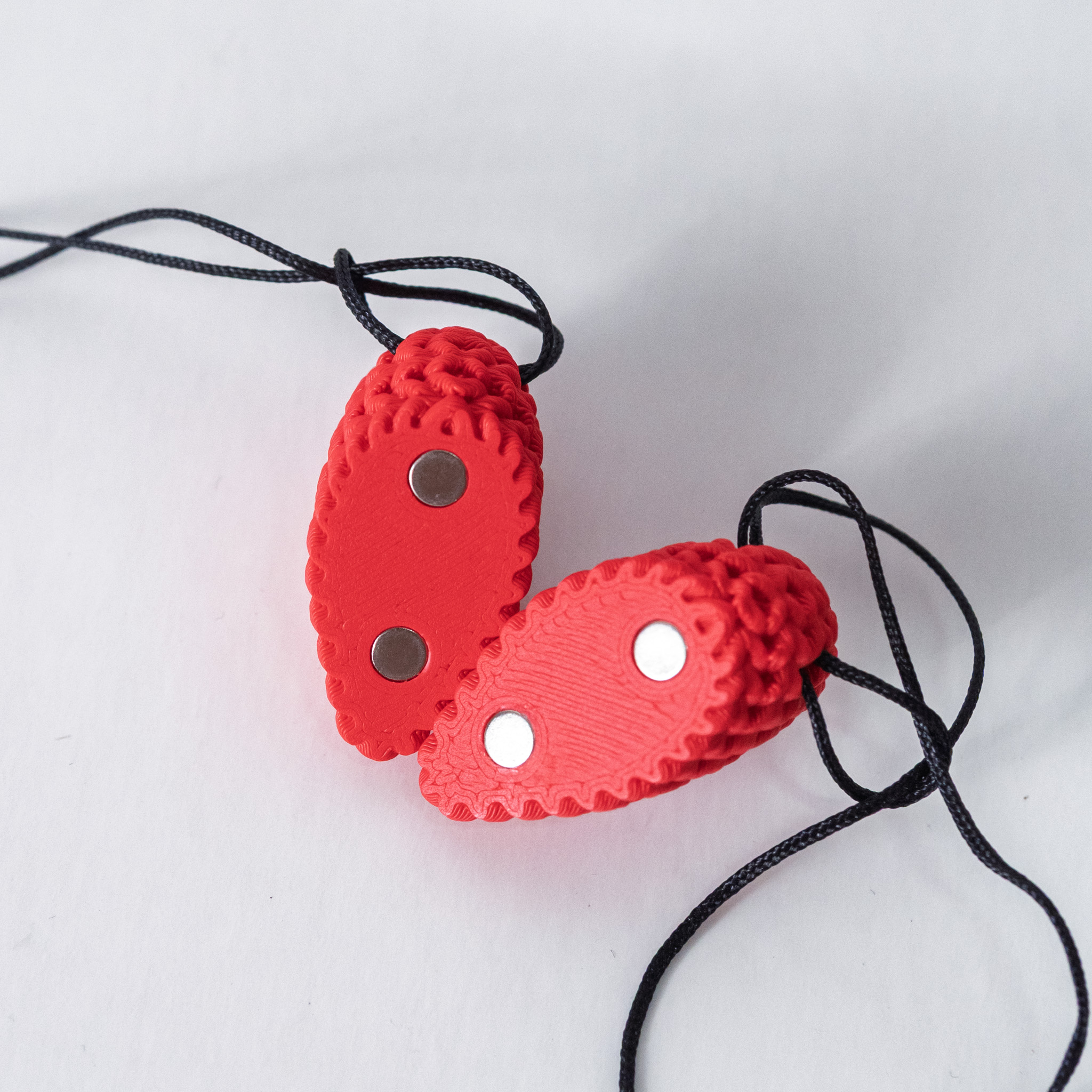 Miniatura 1 do modelo 3D Split Knit Heart Pendant