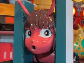 トイレの扉に挟まれたチハルちゃん(ミルキーサブウェイ)