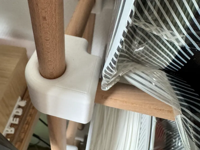Self-locking shelf corner for a screwless shelf