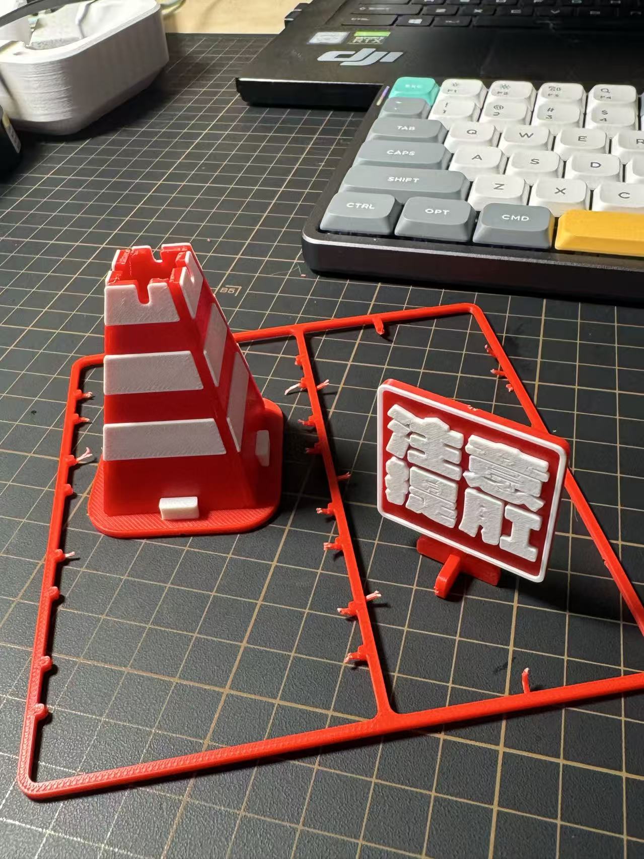 Miniatura 2 do modelo 3D 桌面锥桶摆件套卡