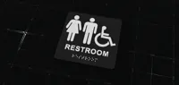 Panneau de toilettes accessibles mixtes avec braille — photo 2