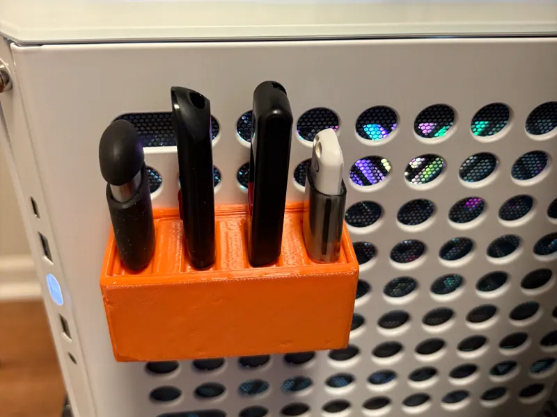 USB Stick Holder - Cooler Master Qube