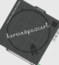 Hereinspaziert in weißer Schrift