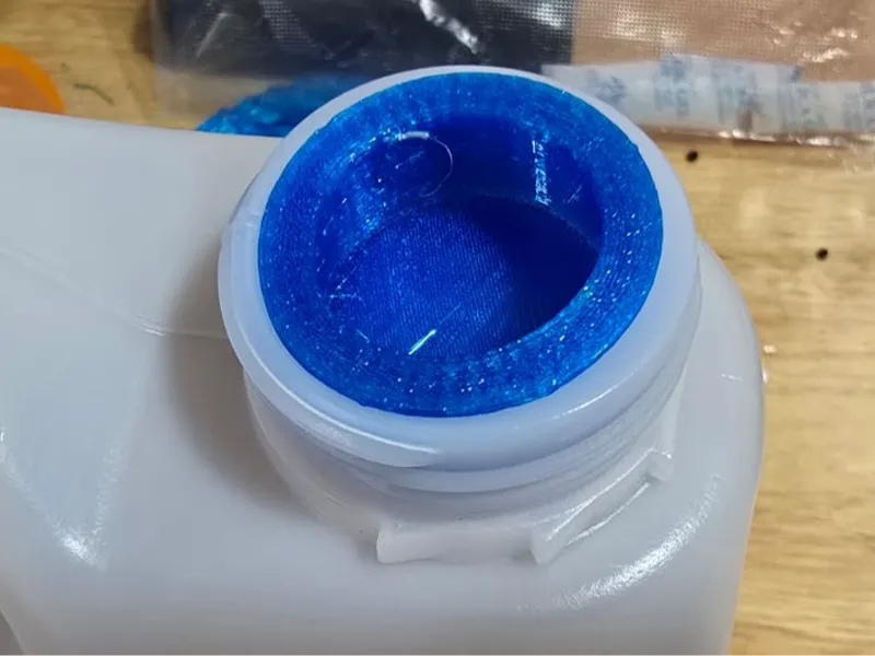 Silica desiccant bottle plug