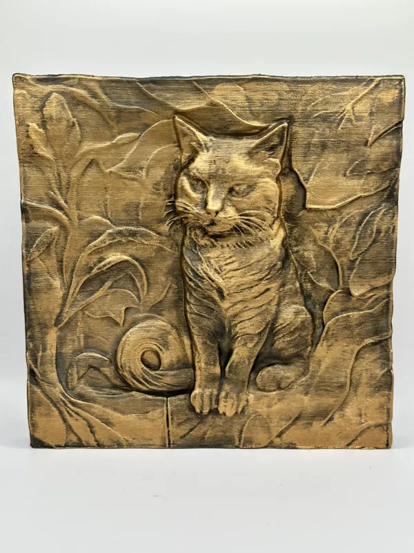 Bas-relief — chat assis