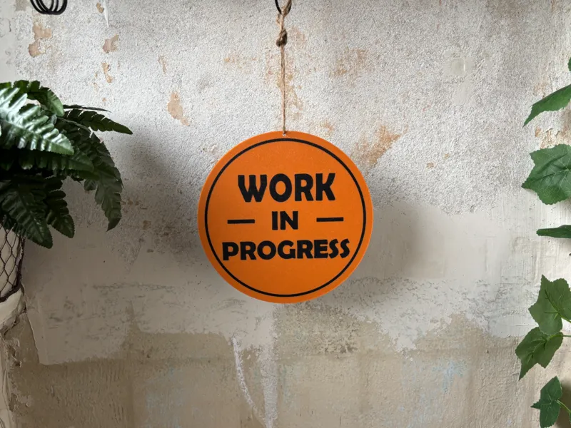 Schild - Work in Progress zum Aufhängen Baustelle