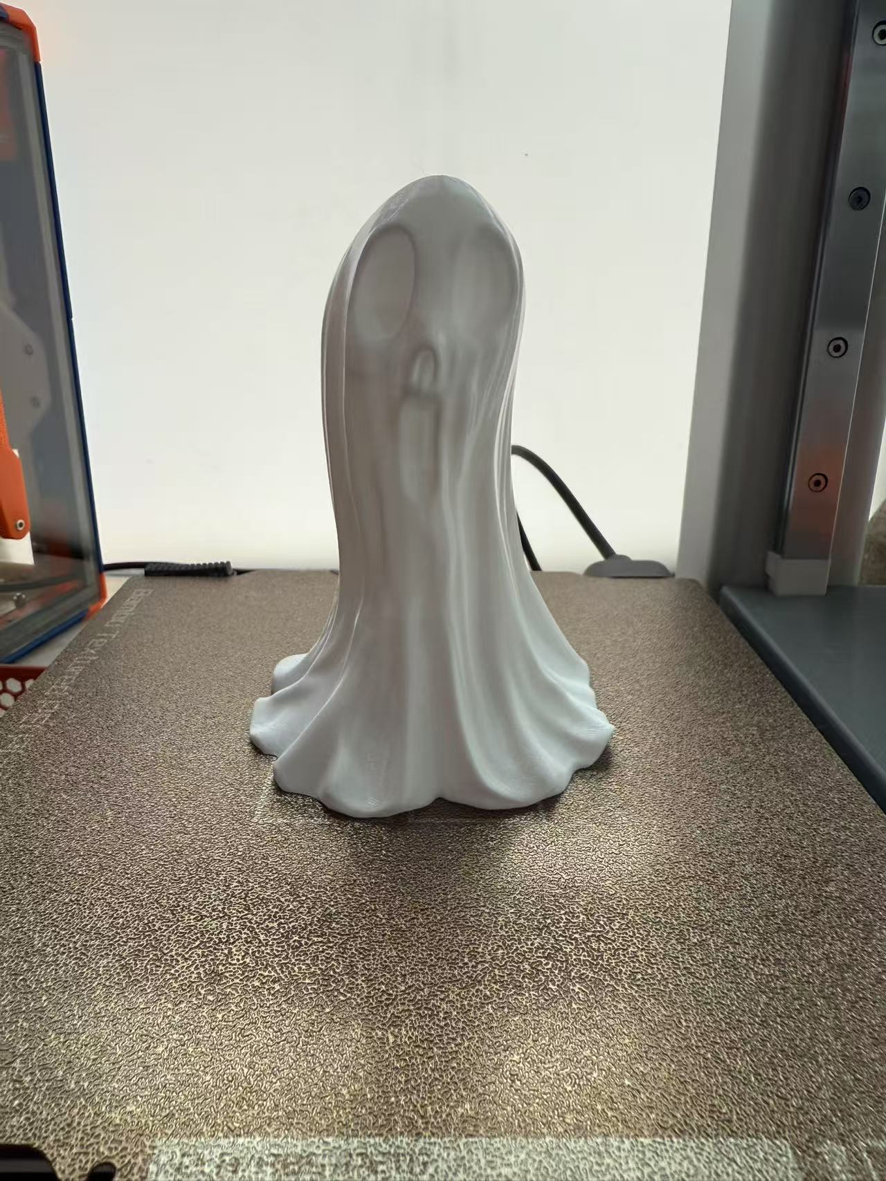 Miniatura 1 do modelo 3D 万圣节幽灵摆件，仅需26g，无需支撑。底部打孔版本可放蜡烛灯。