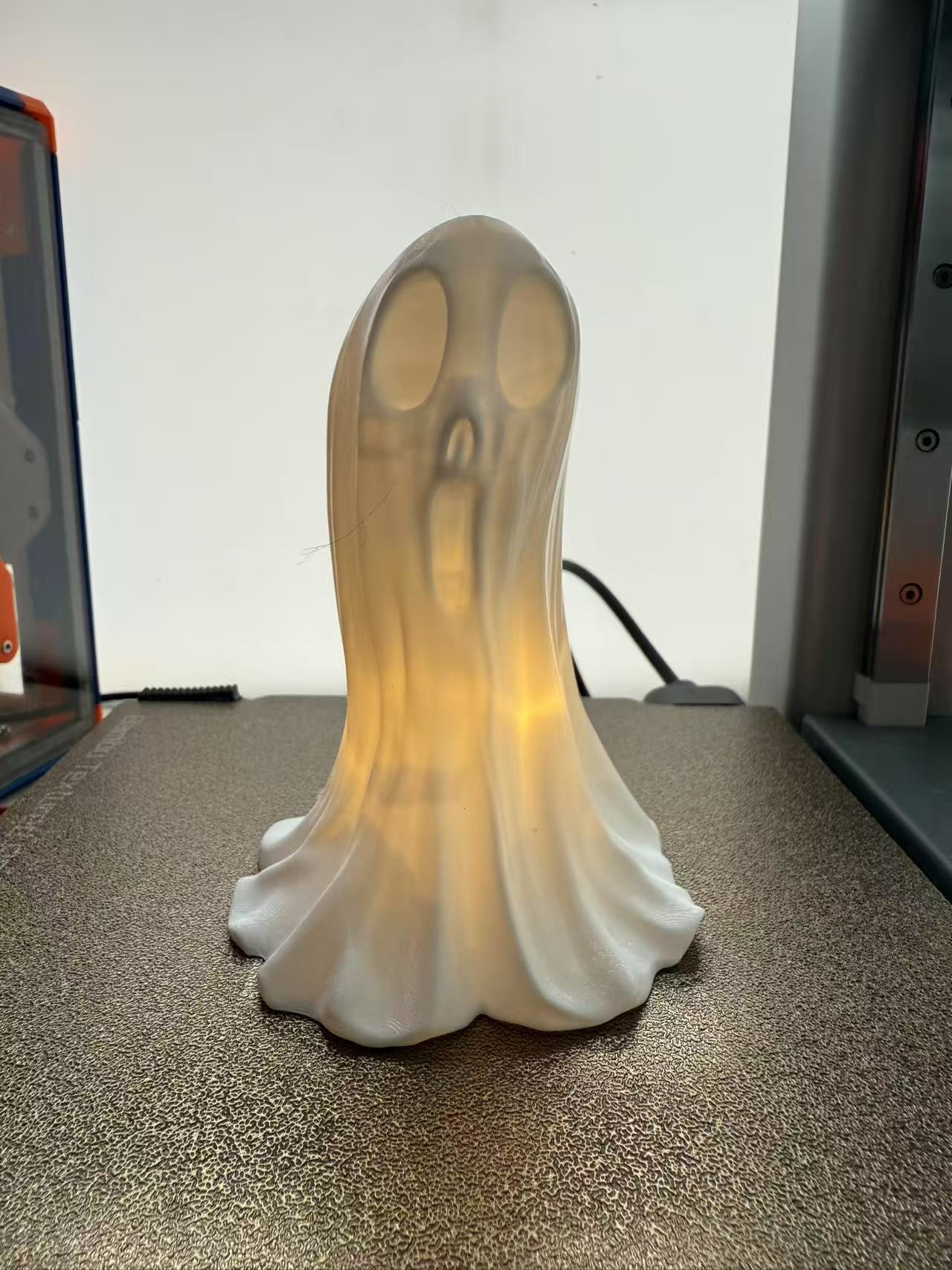Miniatura 2 do modelo 3D 万圣节幽灵摆件，仅需26g，无需支撑。底部打孔版本可放蜡烛灯。