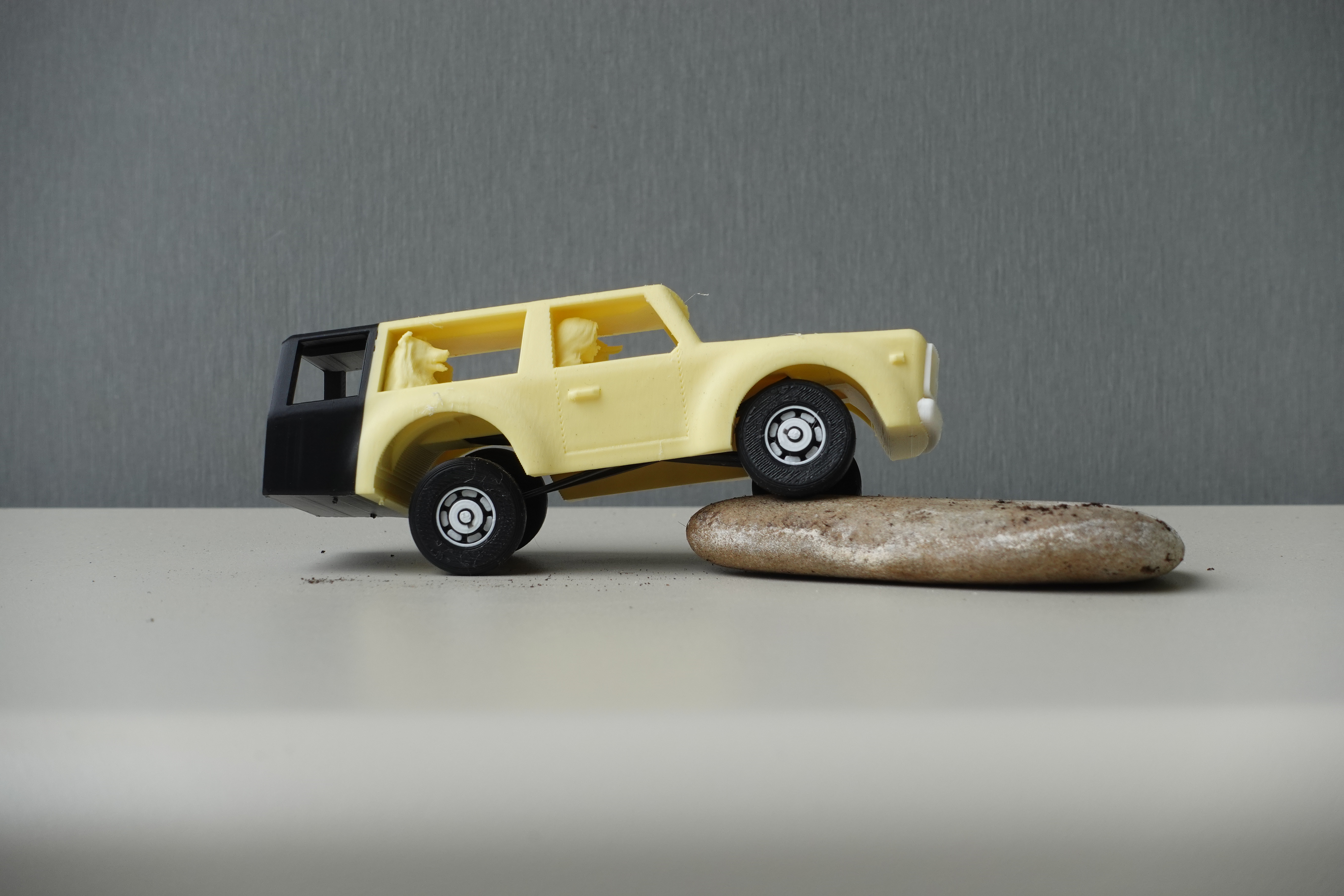 Miniatura 2 do modelo 3D Mini 60s Retro SUV Wagon | Working Suspension