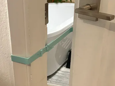 Door keep-opener for cats