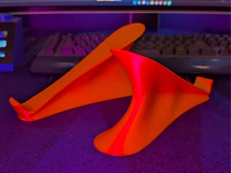 Simple curvy organic laptop risers