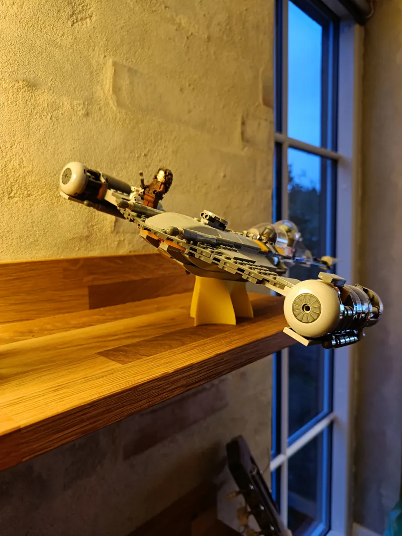 Mandalorian N1 Starfighter brick stand