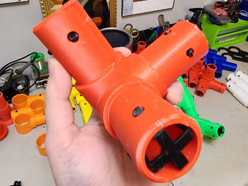 Playschool PipeWorks: Red 3way Elbow Connector