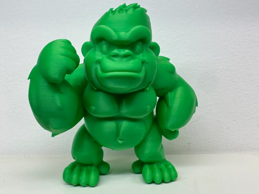 Gorille sculpté — figurine imposante