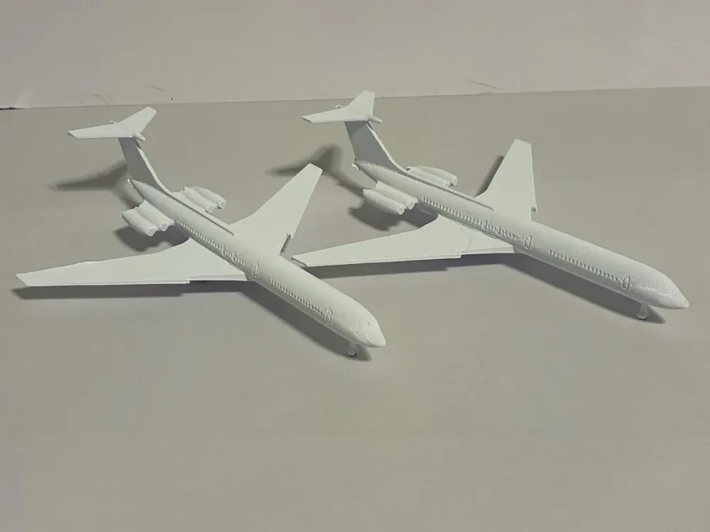 Tapa o cubierta: Ilyushin Il-62 - 1:400 scale. Referencia del modelo original.