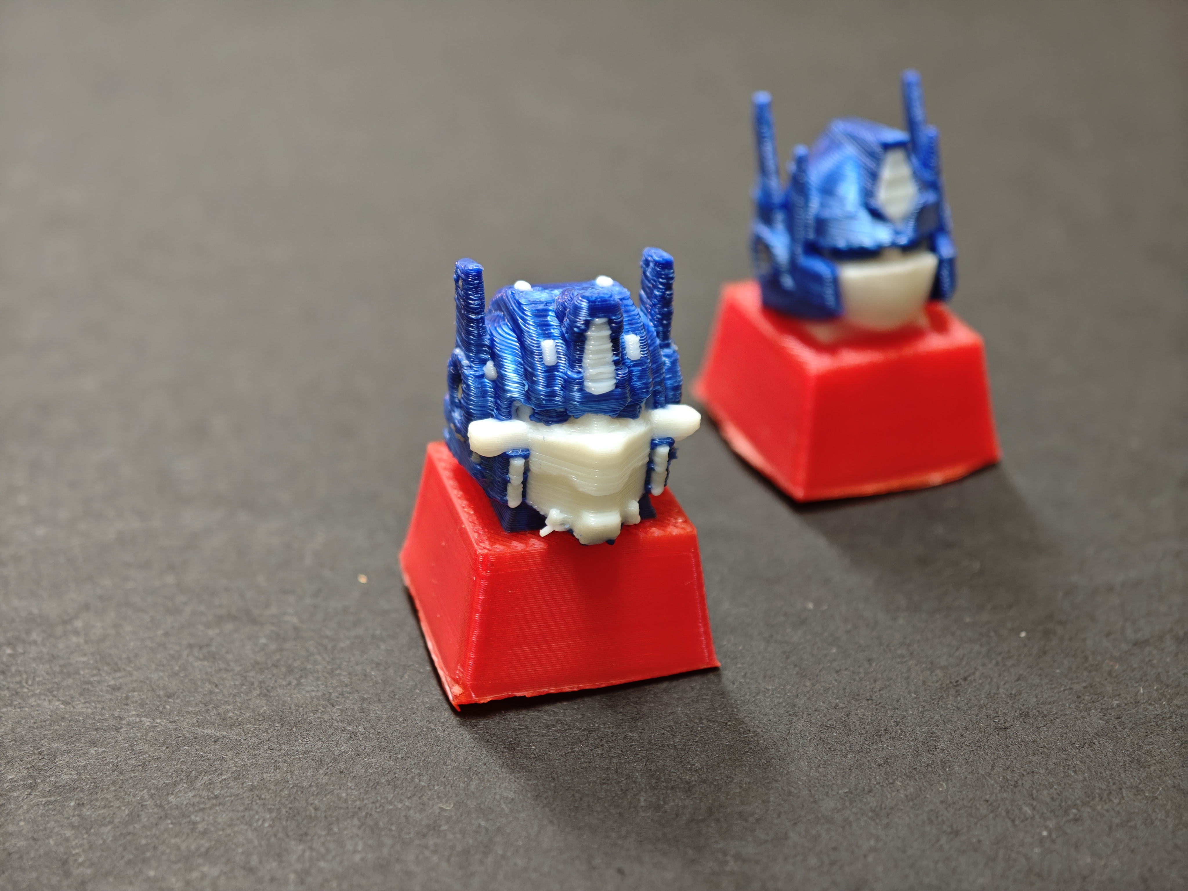 Miniatura 1 do modelo 3D 擎天柱 键帽 【多色打印】【Q版】【复杂版】