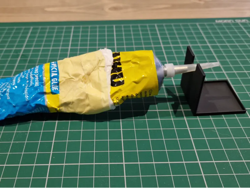 Anti spill glue holder