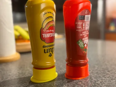 Ketsjup and sennep bottle holders