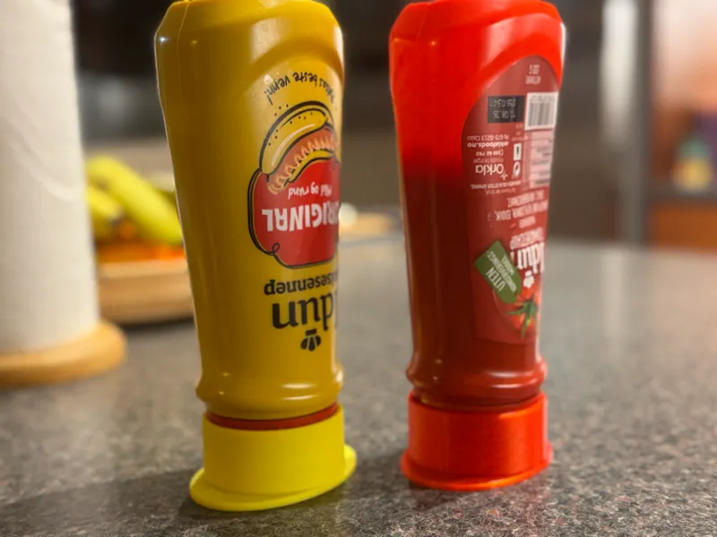Ketsjup and sennep bottle holders