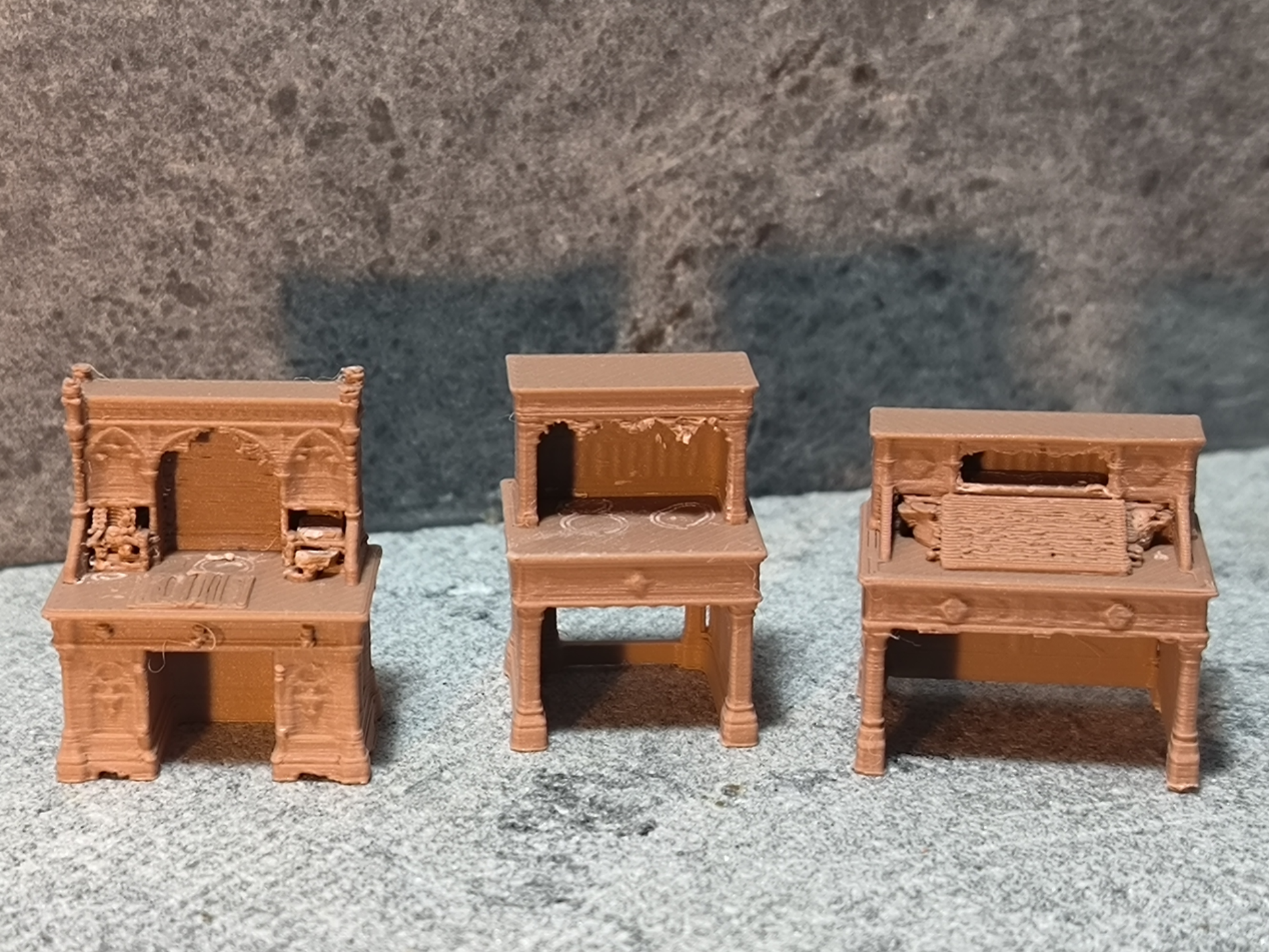 Drei verschiedene Miniatur Sekretäre DnD 1:56