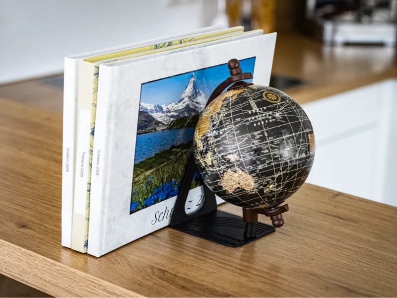 Buchstütze mit Globus