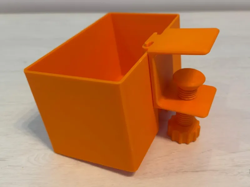 Papelera de escritorio con abrazadera ajustable